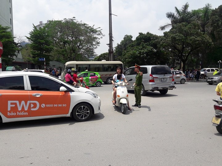 cong-an-va-mo-hoi-doi-nang-dep-loan-tai-diem-nong-ngay-304