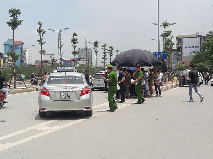 cong-an-va-mo-hoi-doi-nang-dep-loan-tai-diem-nong-ngay-304