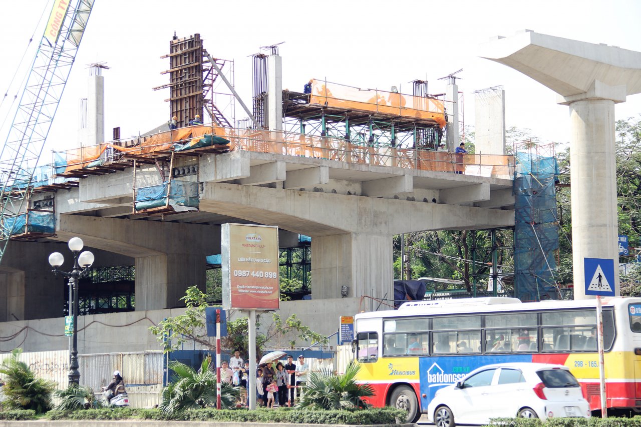 cong-nhan-phoi-minh-giua-troi-nang-lam-viec-ngay-304