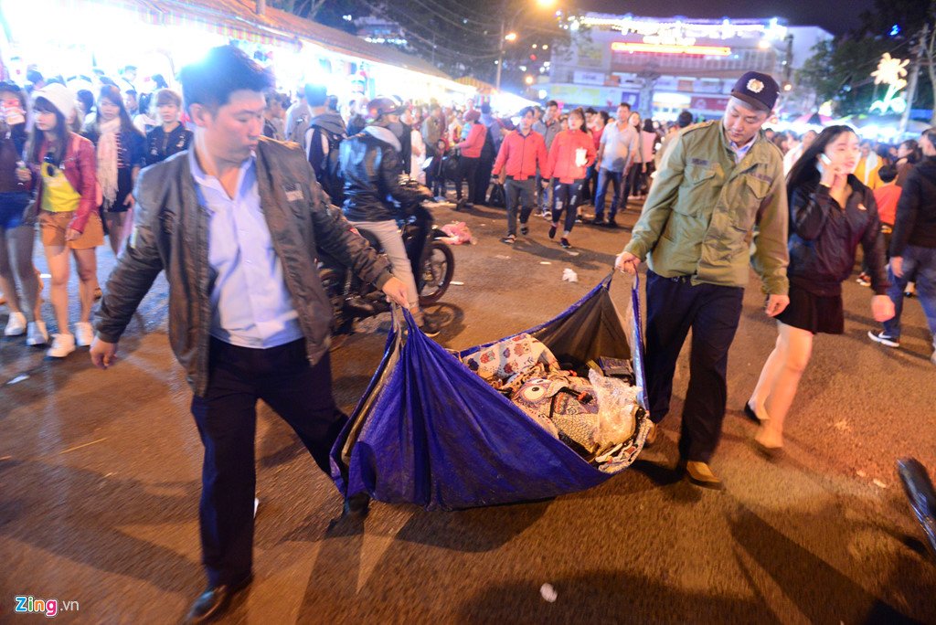 'Rừng người' chen chân chơi lễ ở Đà Lạt