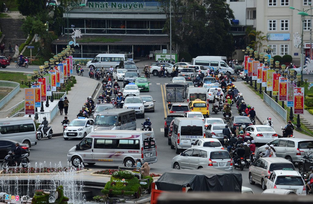 'Rừng người' chen chân chơi lễ ở Đà Lạt