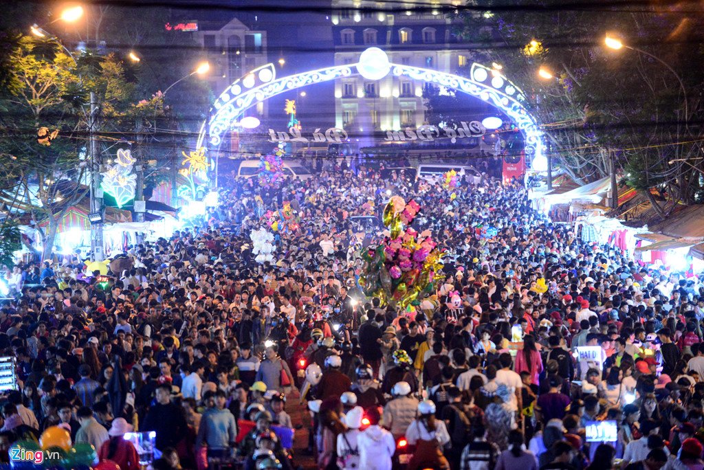 'Rừng người' chen chân chơi lễ ở Đà Lạt