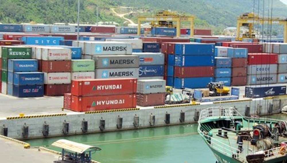 lai-xe-chuyen-container-rut-ruot-hang-hoa