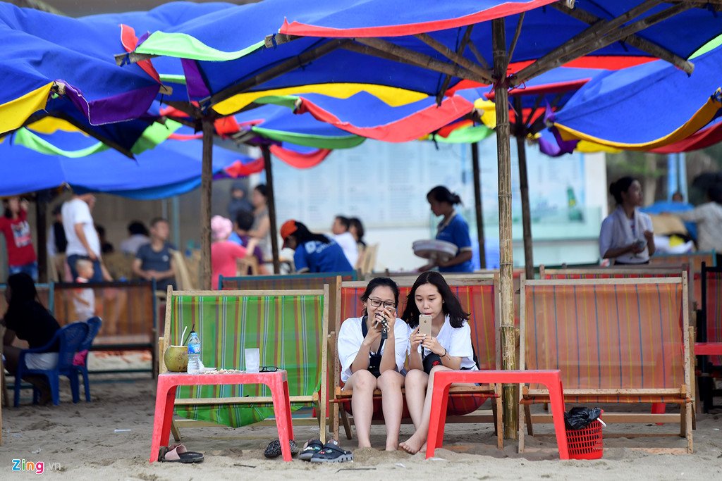 Du khách co ro trên bãi biển đông nghẹt người ngày nghỉ lễ