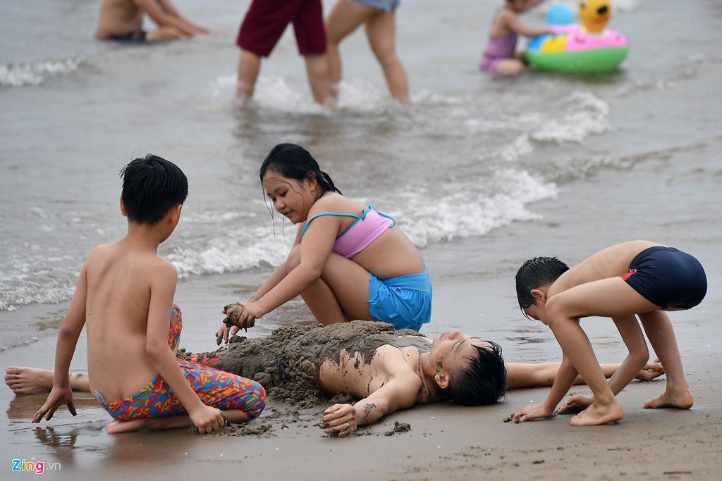 Du khách co ro trên bãi biển đông nghẹt người ngày nghỉ lễ
