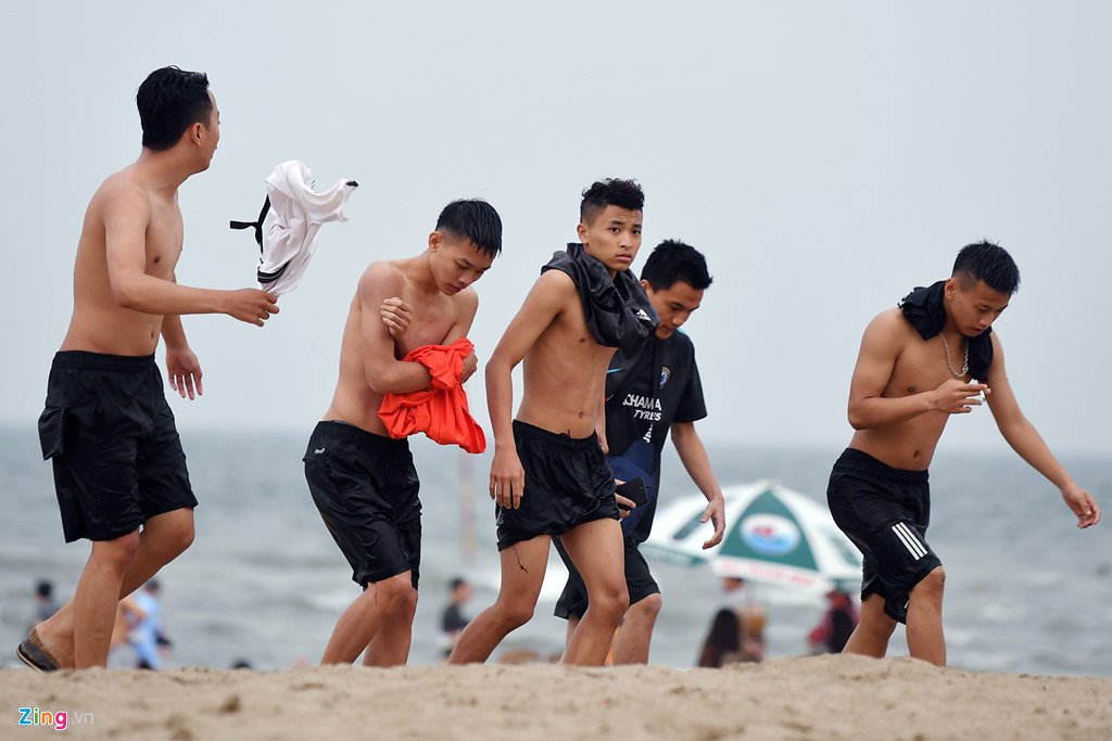 Du khách co ro trên bãi biển đông nghẹt người ngày nghỉ lễ