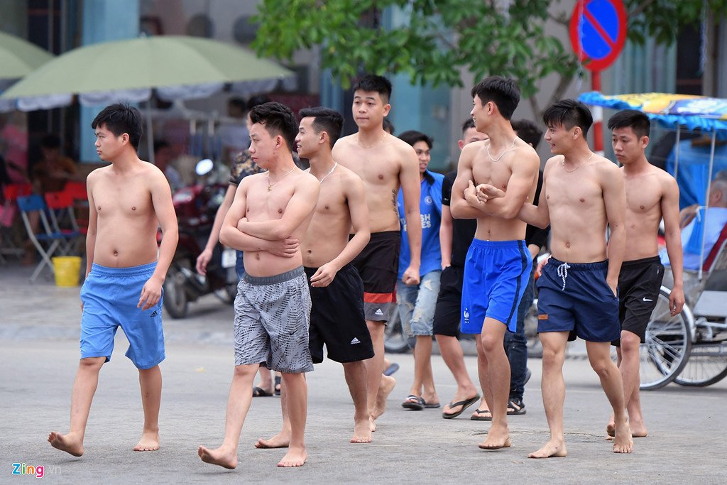 Du khách co ro trên bãi biển đông nghẹt người ngày nghỉ lễ