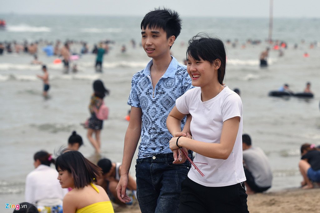 Du khách co ro trên bãi biển đông nghẹt người ngày nghỉ lễ