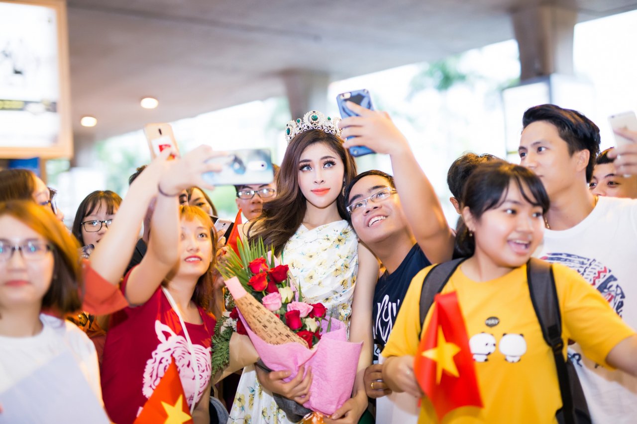 thu-dung-rang-ro-ve-nuoc-sau-khi-gianh-a-hau-2-tai-miss-eco-international-2018-bat-mi-ke-hoach-hoc-tieng-anh