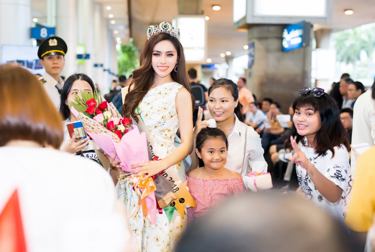 thu-dung-rang-ro-ve-nuoc-sau-khi-gianh-a-hau-2-tai-miss-eco-international-2018-bat-mi-ke-hoach-hoc-tieng-anh