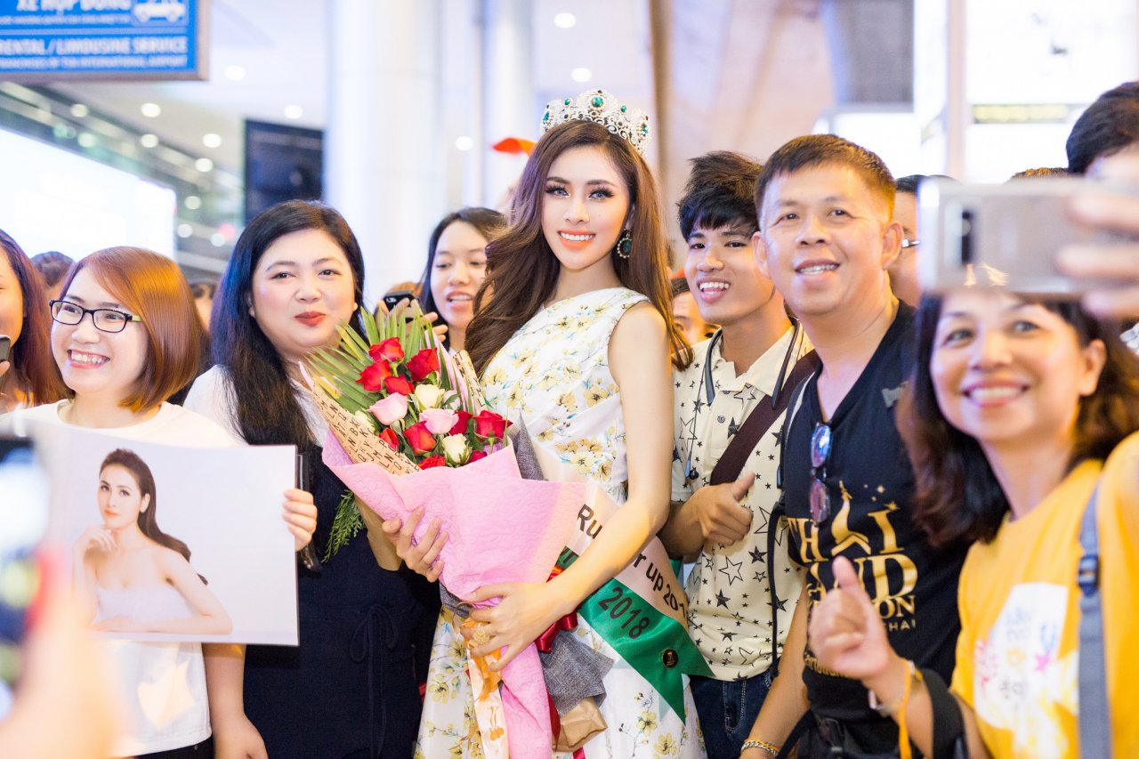 thu-dung-rang-ro-ve-nuoc-sau-khi-gianh-a-hau-2-tai-miss-eco-international-2018-bat-mi-ke-hoach-hoc-tieng-anh