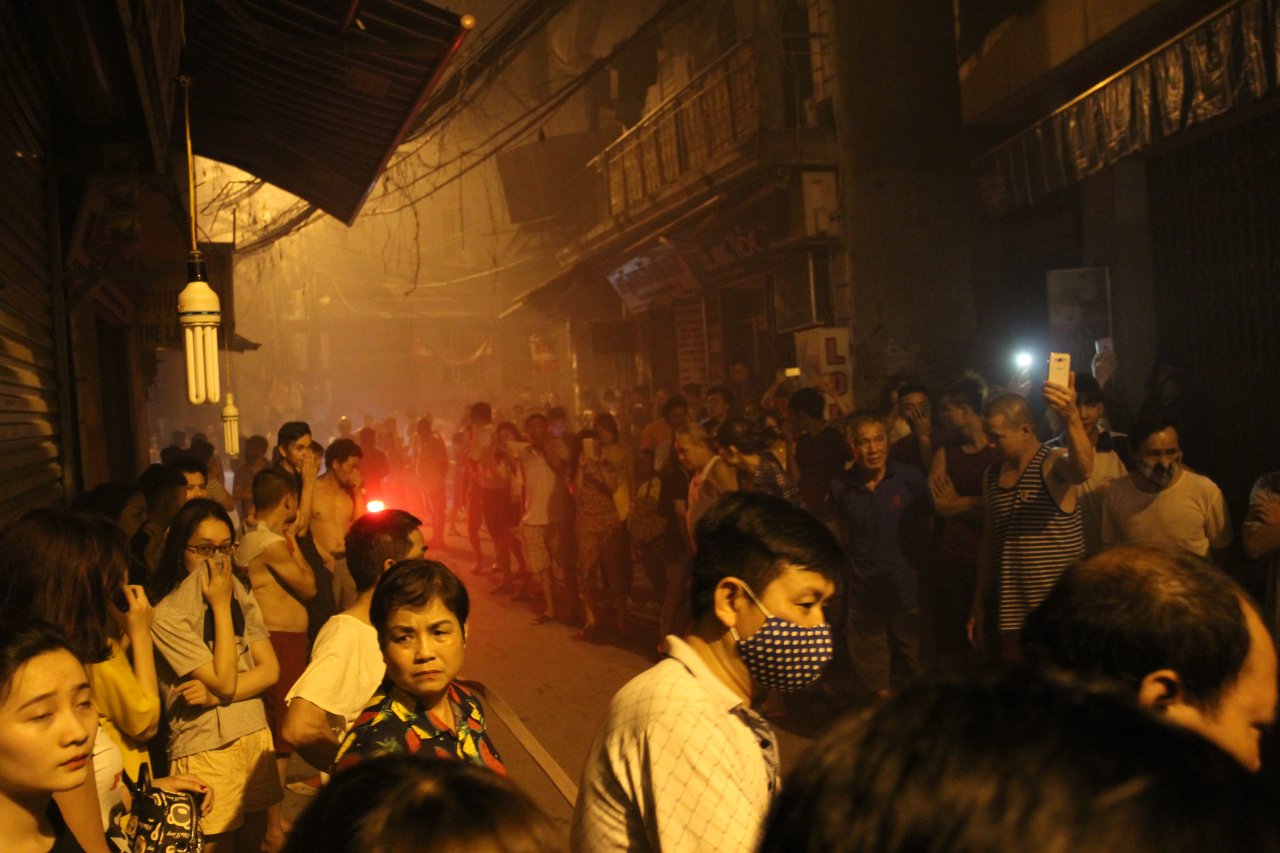 ha-noi-chay-lon-tai-tiem-cat-toc-trong-dem