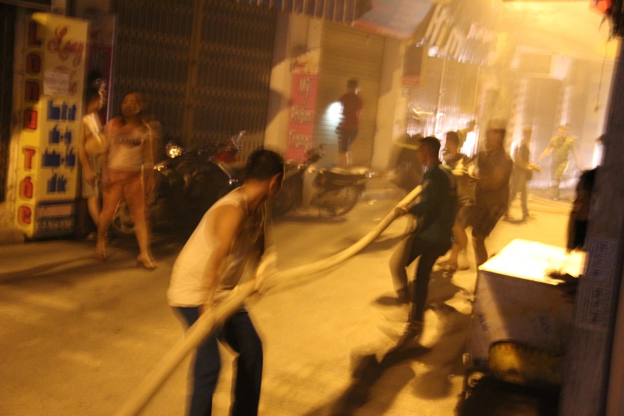 ha-noi-chay-lon-tai-tiem-cat-toc-trong-dem