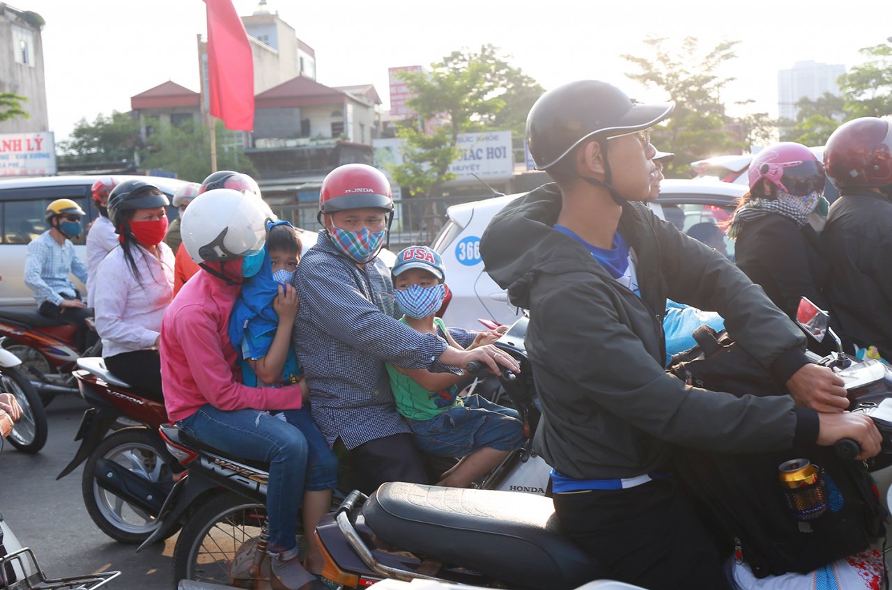 nhung-dua-tre-danh-vat-voi-nong-buc-khoi-bui-tren-duong-ve-ha-noi