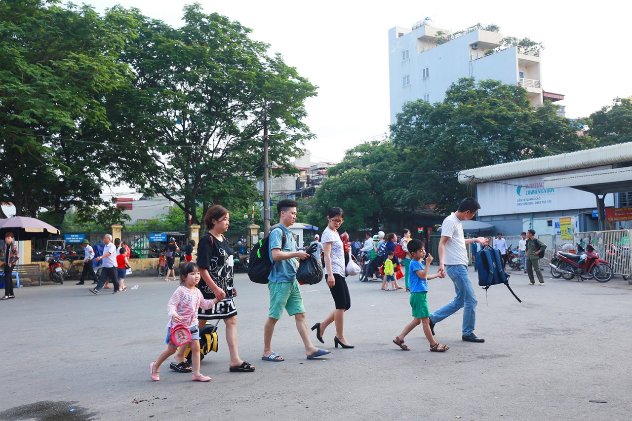 nhung-dua-tre-danh-vat-voi-nong-buc-khoi-bui-tren-duong-ve-ha-noi