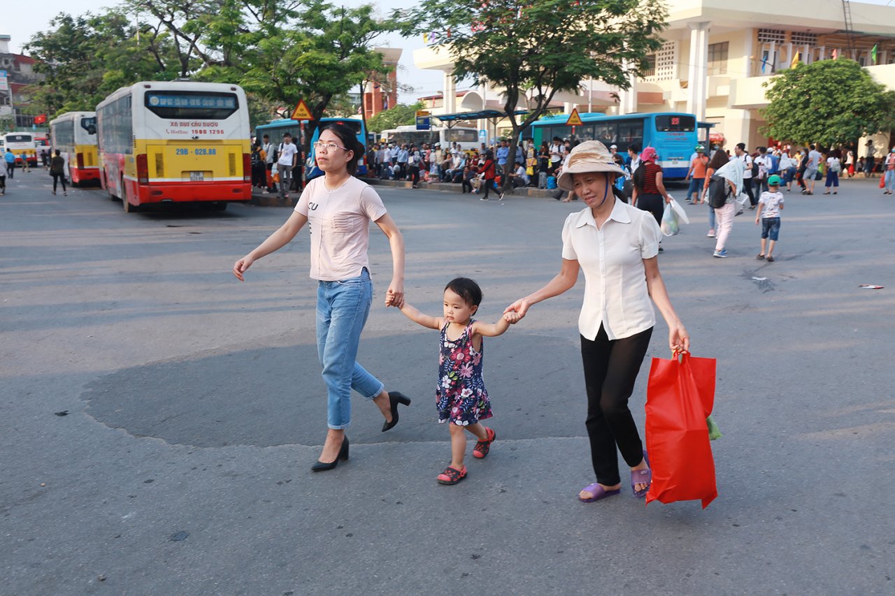 nhung-dua-tre-danh-vat-voi-nong-buc-khoi-bui-tren-duong-ve-ha-noi