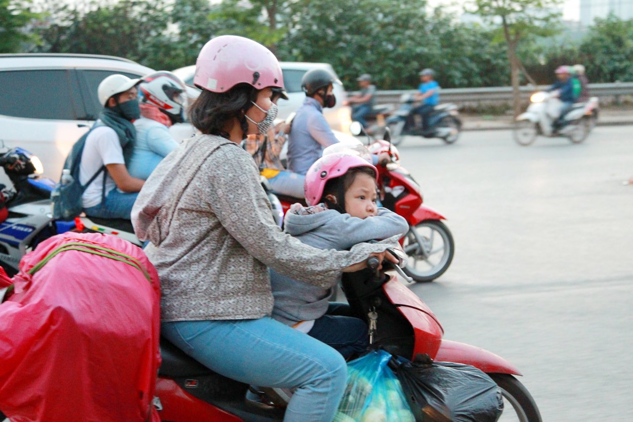 nhung-dua-tre-danh-vat-voi-nong-buc-khoi-bui-tren-duong-ve-ha-noi