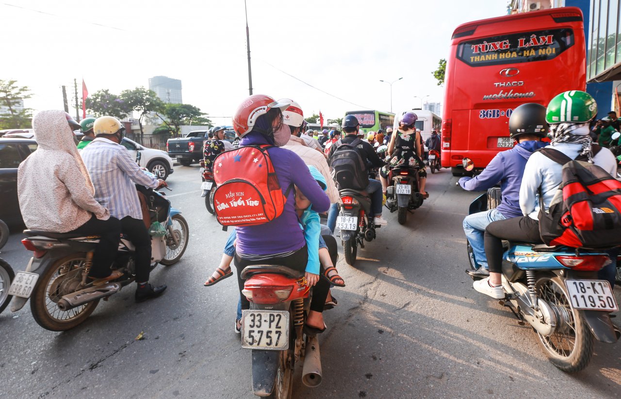 nhung-dua-tre-danh-vat-voi-nong-buc-khoi-bui-tren-duong-ve-ha-noi