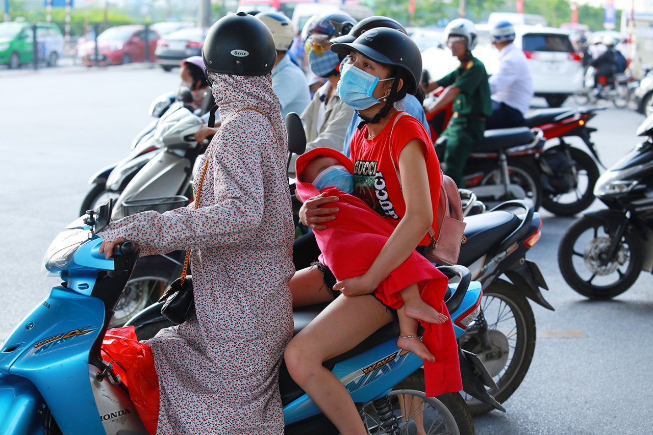 nhung-dua-tre-danh-vat-voi-nong-buc-khoi-bui-tren-duong-ve-ha-noi