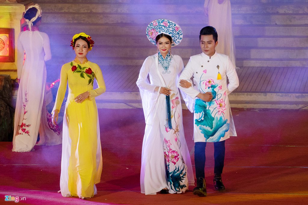 Hoa hậu Mỹ Linh nổi bật đêm trình diễn áo dài tại Festival Huế