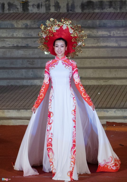 Hoa hậu Mỹ Linh nổi bật đêm trình diễn áo dài tại Festival Huế