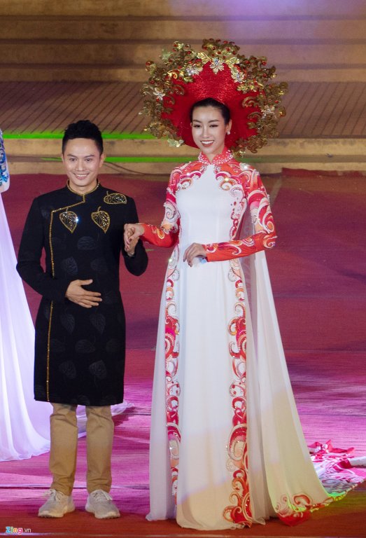 Hoa hậu Mỹ Linh nổi bật đêm trình diễn áo dài tại Festival Huế