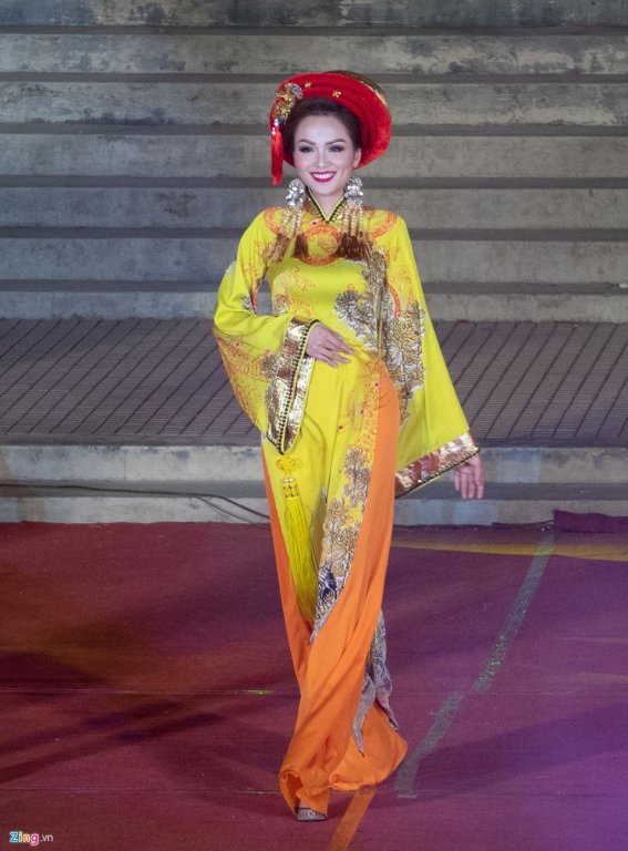 Hoa hậu Mỹ Linh nổi bật đêm trình diễn áo dài tại Festival Huế