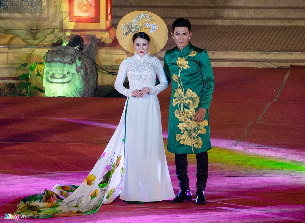 Hoa hậu Mỹ Linh nổi bật đêm trình diễn áo dài tại Festival Huế