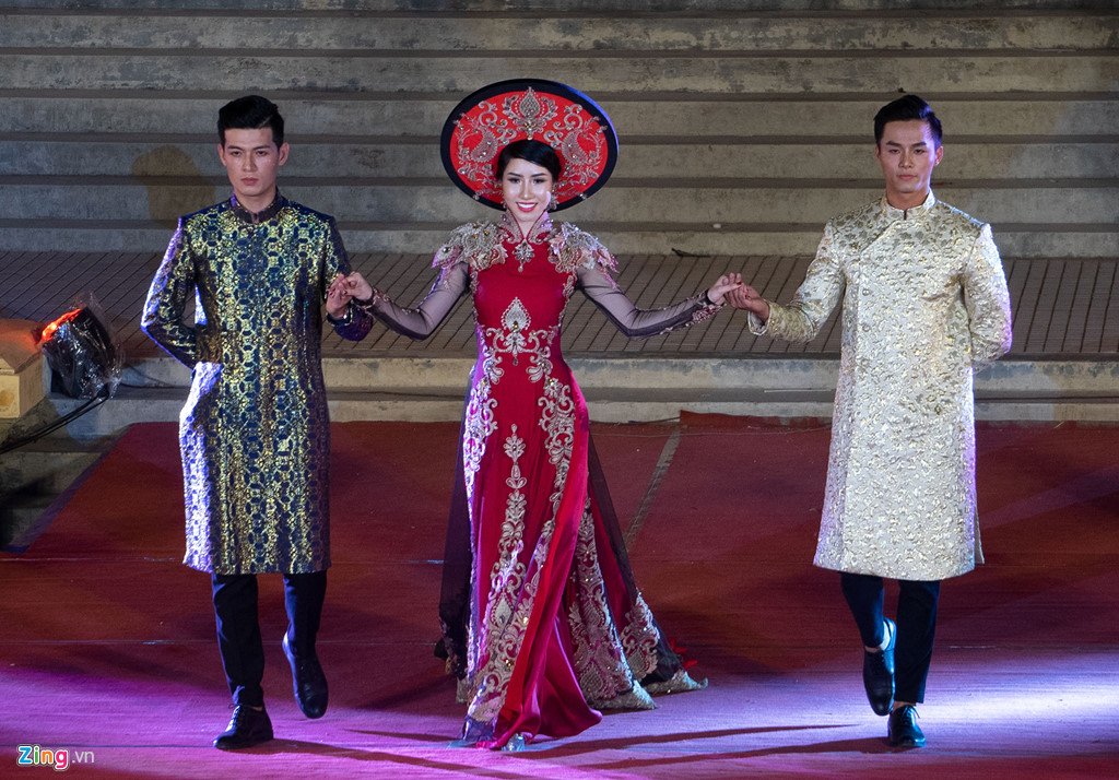 Hoa hậu Mỹ Linh nổi bật đêm trình diễn áo dài tại Festival Huế