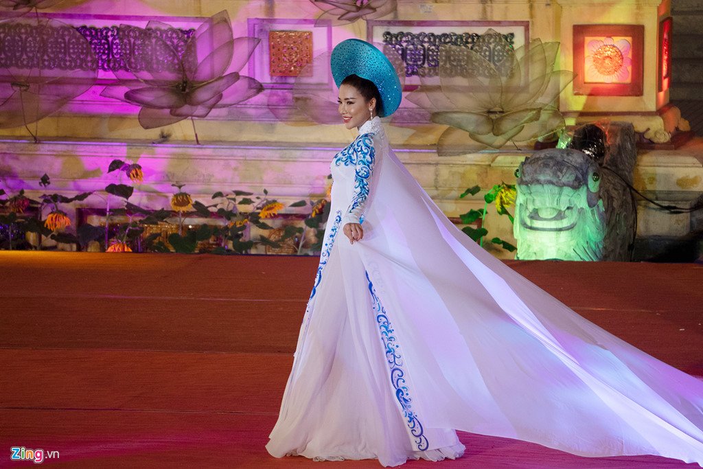 Hoa hậu Mỹ Linh nổi bật đêm trình diễn áo dài tại Festival Huế