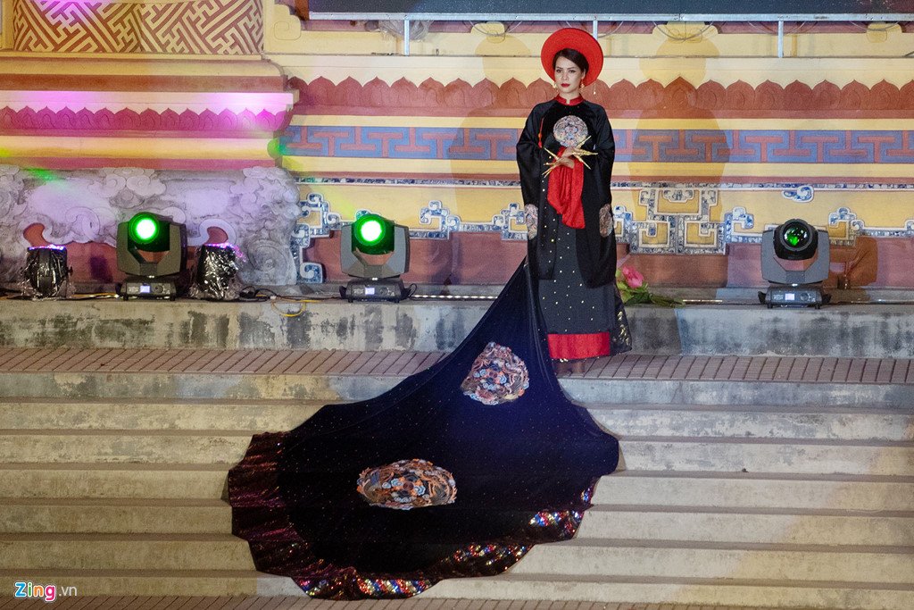 Hoa hậu Mỹ Linh nổi bật đêm trình diễn áo dài tại Festival Huế