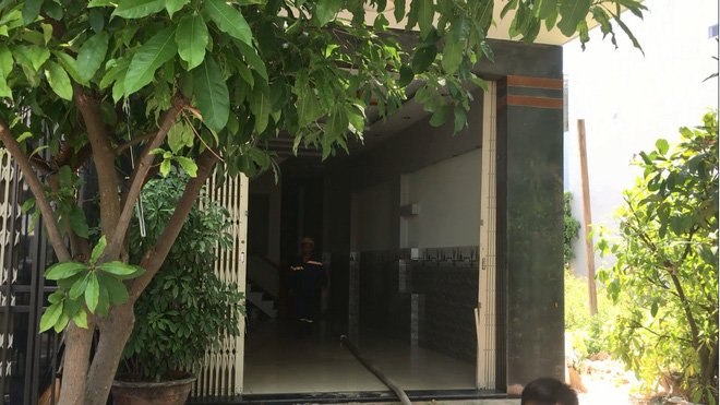 Hai thanh niên nước ngoài liều mình trèo qua sân thượng cứu 2 em nhỏ mắc kẹt trong đám cháy ở Đà Nẵng