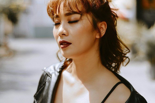 co-gai-to-pham-anh-khoa-dung-loi-le-tuc-tiu-ga-tinh-la-ai