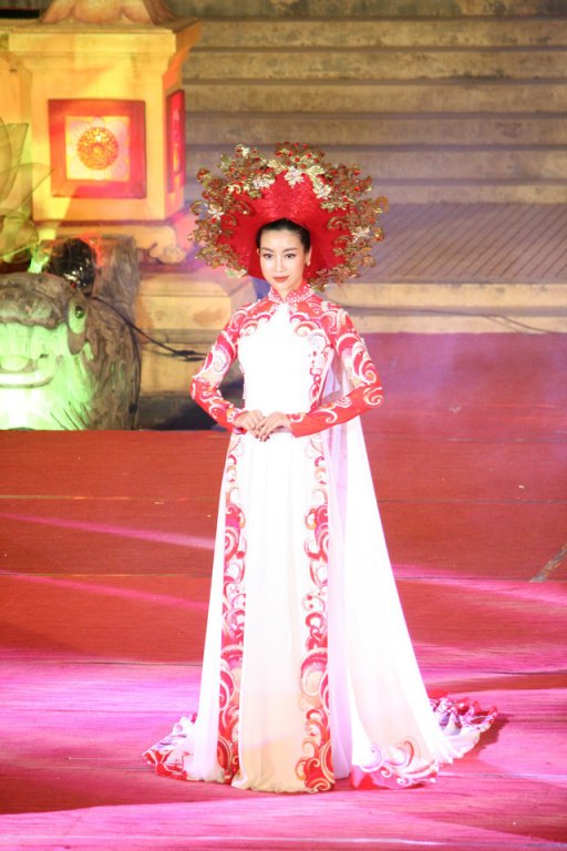 do-my-linh-dien-ao-dai-5-met-lam-vedette-sau-khi-lot-top-64-hoa-hau-dep-nhat-nam-2017