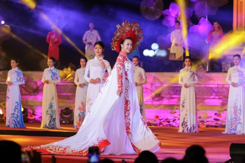 do-my-linh-dien-ao-dai-5-met-lam-vedette-sau-khi-lot-top-64-hoa-hau-dep-nhat-nam-2017