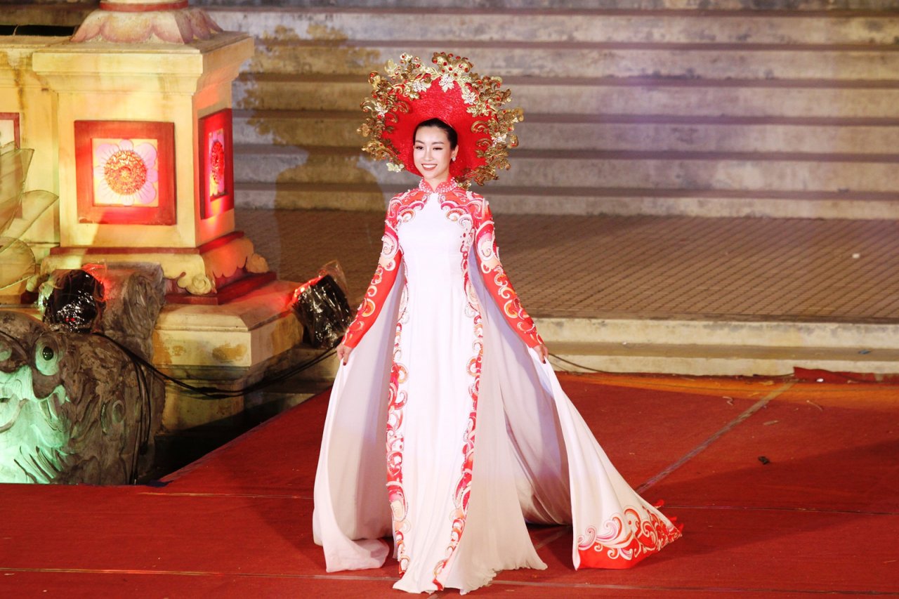 do-my-linh-dien-ao-dai-5-met-lam-vedette-sau-khi-lot-top-64-hoa-hau-dep-nhat-nam-2017