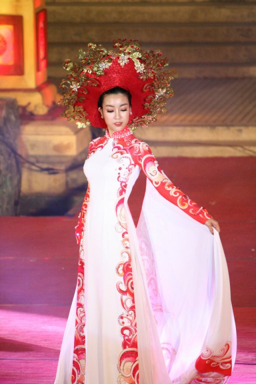 do-my-linh-dien-ao-dai-5-met-lam-vedette-sau-khi-lot-top-64-hoa-hau-dep-nhat-nam-2017