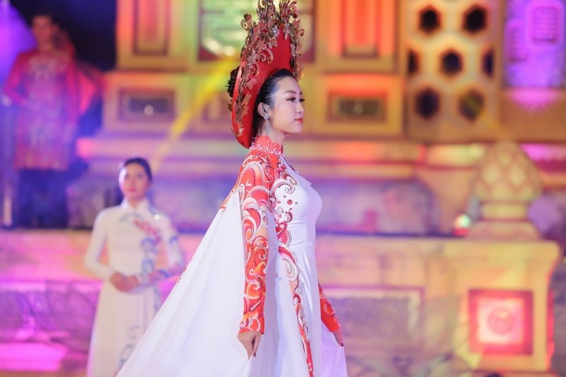 do-my-linh-dien-ao-dai-5-met-lam-vedette-sau-khi-lot-top-64-hoa-hau-dep-nhat-nam-2017