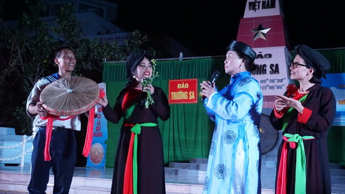 Kiều bào khắp thế giới vượt 1.000 hải lý thăm Trường Sa