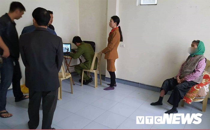 Công an giám định chất bột màu trắng 'Hội Thánh Đức Chúa Trời Mẹ' pha uống hàng ngày