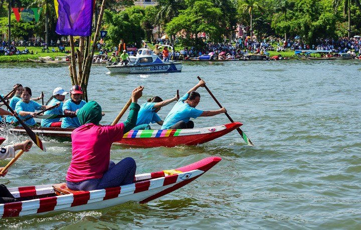 Sôi nổi giải đua ghe truyền thống chào mừng Festival Huế 2018