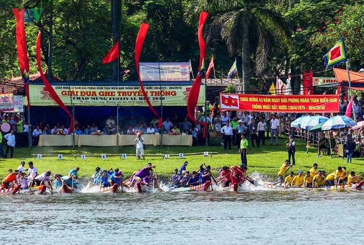Sôi nổi giải đua ghe truyền thống chào mừng Festival Huế 2018
