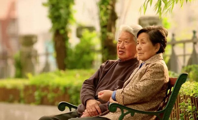 Cảm động trước mối tình già vợ mắc bệnh Alzheimer, chồng ân cần chăm sóc mỗi ngày
