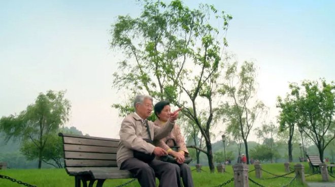 Cảm động trước mối tình già vợ mắc bệnh Alzheimer, chồng ân cần chăm sóc mỗi ngày