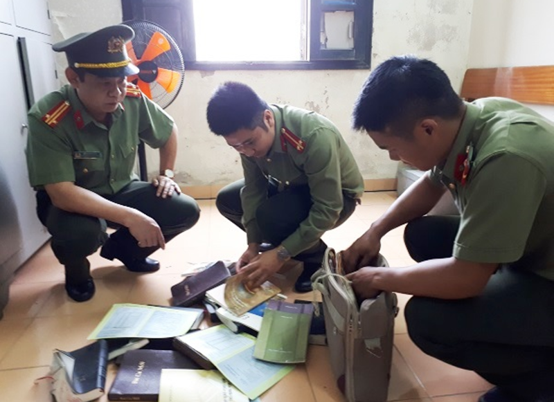 bo-hoc-uong-thuoc-pha-thai-de-theo-hoi-thanh-duc-chua-troi