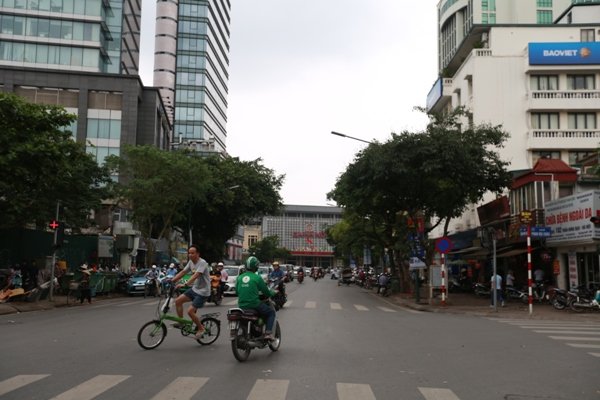can-canh-hang-sua-do-tren-duong-tran-hung-dao-sap-di-doi-de-lam-tuyen-metro