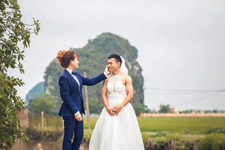 Ảnh cưới hoán đổi giới tính gây cười của đôi trẻ Ninh Bình