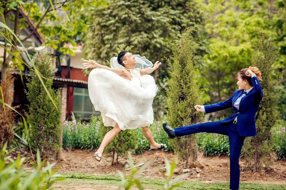 Ảnh cưới hoán đổi giới tính gây cười của đôi trẻ Ninh Bình
