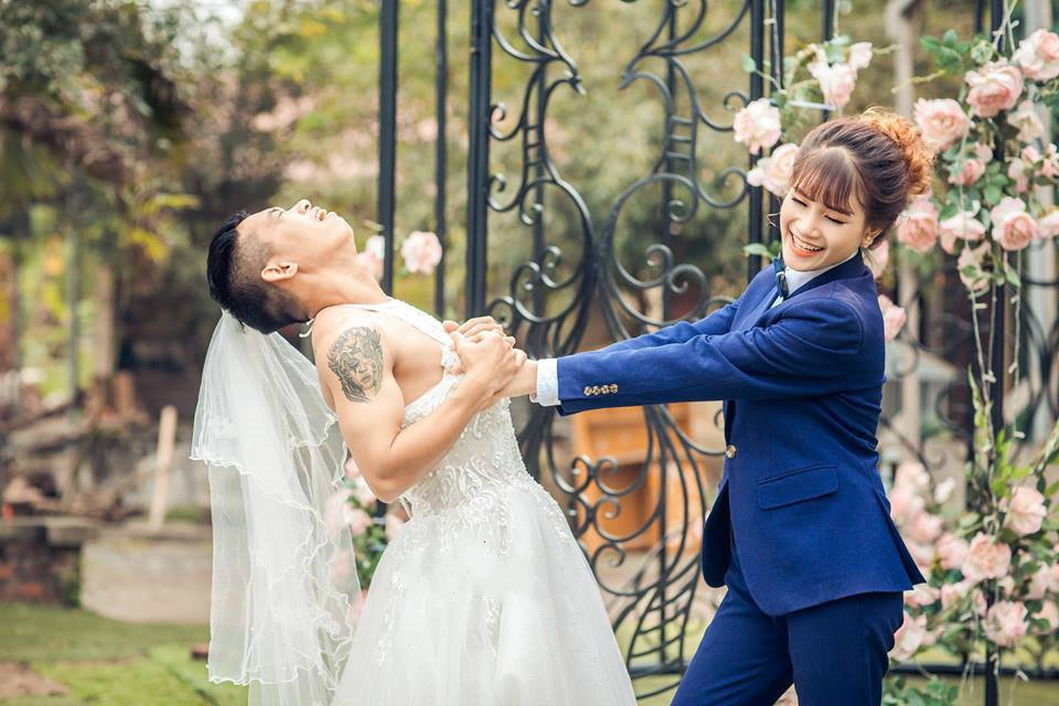 Ảnh cưới hoán đổi giới tính gây cười của đôi trẻ Ninh Bình