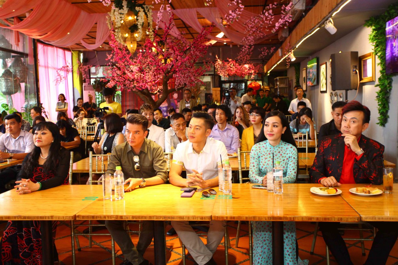 nghe-sy-huong-lan-cong-bo-liveshow-lon-nhat-trong-cuoc-doi-he-lo-vai-tro-dac-biet-cua-hoai-linh-chi-tai